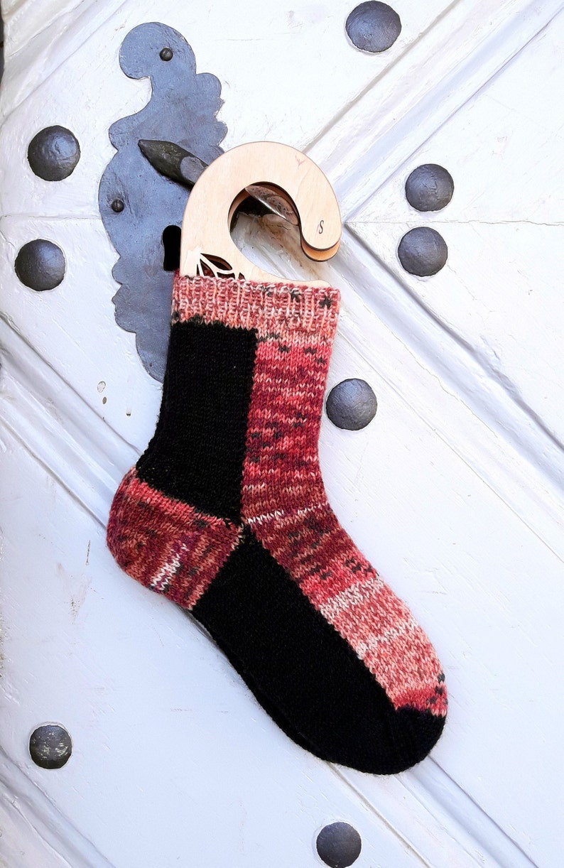 Zweifarbige Reihensocken in Schwarz und Rottönen, Größe 36/37 Bild 2