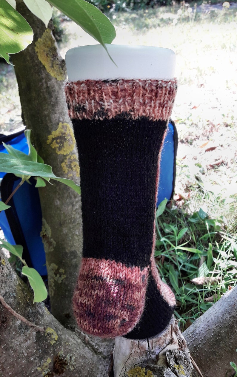 Zweifarbige Reihensocken in Schwarz und Rottönen, Größe 36/37 Bild 4