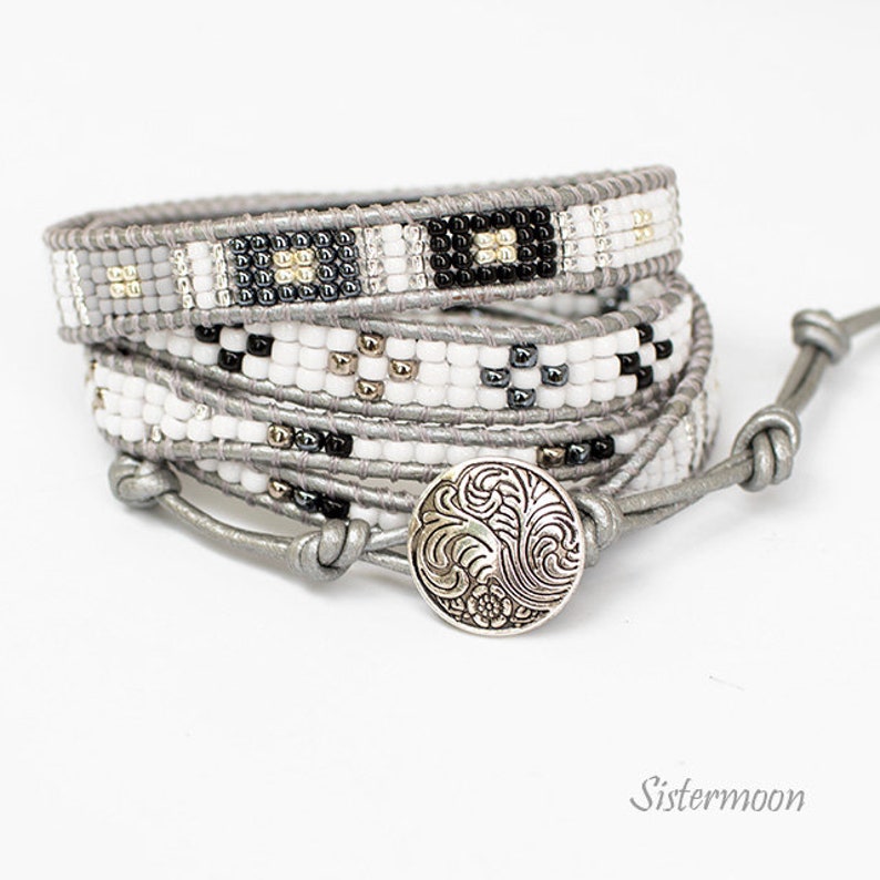 Lichtgrijze boho leren armband afbeelding 6