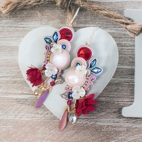 Bunte Soutache-Ohrringe mit Blumen zur Hochzeit von Dolores