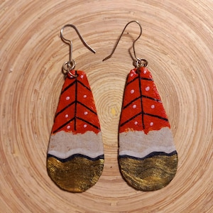 Brincos de papelão reutilizados