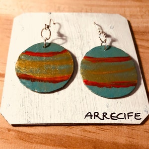 Pendientes artesanales realizados con cartón reciclado.