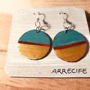 Pendientes artesanales realizados con cartón reciclado.