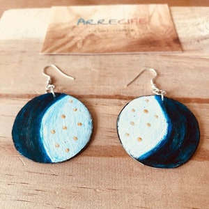 Pendientes artesanales realizados con cartón reciclado.