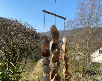 Ein sehr schönes Windspiel aus Schwemmholz, Treibholz und Muscheln vom Mittelmeer