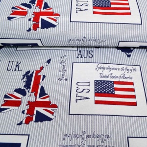 Könnte beinhalten: Weißer Stoff mit blau-weißem Streifenmuster. Der Stoff zeigt sich wiederholende Bilder von Großbritannien, Australien und den Vereinigten Staaten. Jedes Bild enthält die Flagge des Landes und den Namen des Landes in großen, fetten Buchstaben. Das Bild der Vereinigten Staaten enthält auch den Treueeid.