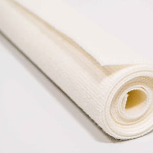 Könnte beinhalten: Eine Rolle weißes Krepppapier, fest aufgerollt und bereit zum Abrollen. Das Papier hat eine leicht strukturierte Oberfläche.