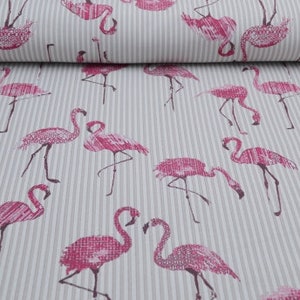 Könnte beinhalten: Rosa Flamingo-Druckstoff mit weißen Streifen. Der Stoff hat eine strukturierte Optik und Haptik.