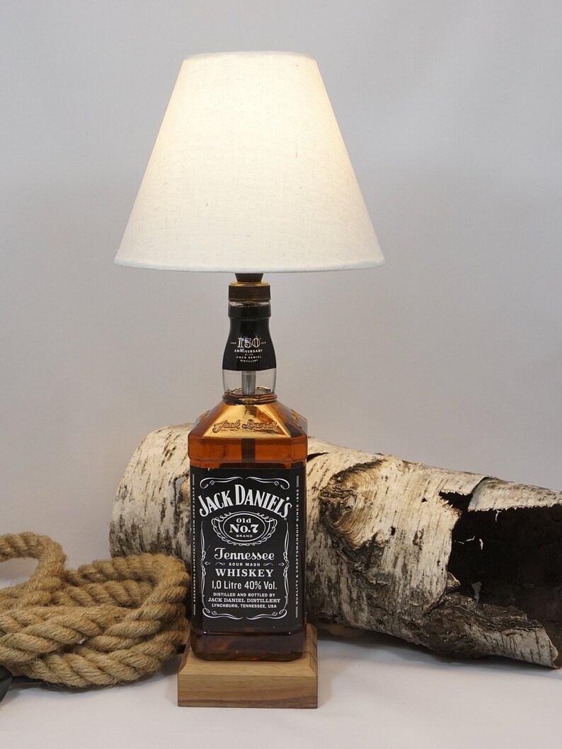 Jack Daniels Lampe, Geschenk für Ihn, Bareinrichtung, Geburtstagsgeschenk Freund, Whislylampe, Bottlelamp gefüllt, Weihnachtsgeschenk Bild 2