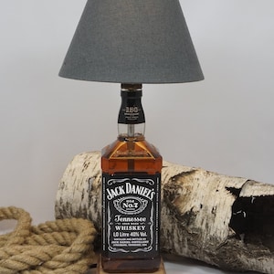 Jack Daniels Lampe, Geschenk für Ihn, Bareinrichtung, Geburtstagsgeschenk Freund, Whislylampe, Bottlelamp gefüllt, Weihnachtsgeschenk Bild 1