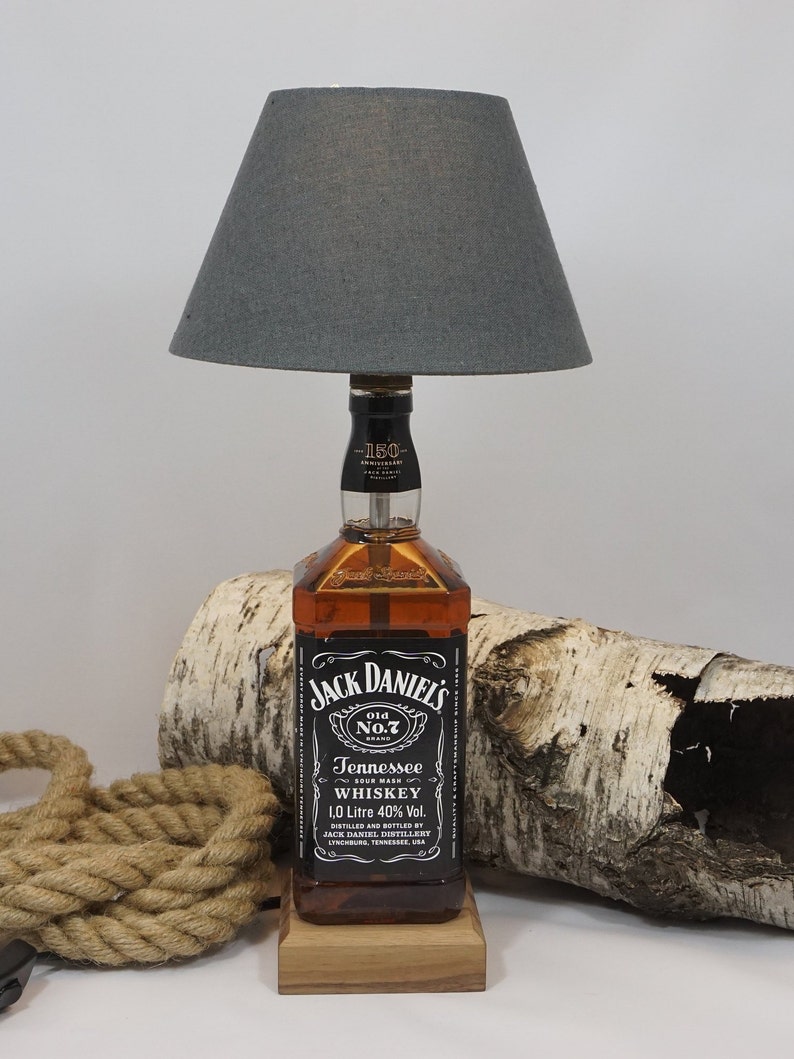 Jack Daniels Lampe, Geschenk für Ihn, Bareinrichtung, Geburtstagsgeschenk Freund, Whislylampe, Bottlelamp gefüllt, Weihnachtsgeschenk Bild 1