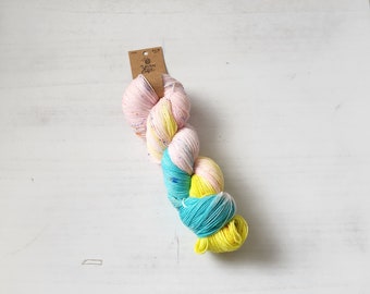 Yarn Bee Auténtico hilo teñido a mano con recubrimiento de caramelo, peso de digitación, hilo de calcetín, tejido de punto, ganchillo, hilo
