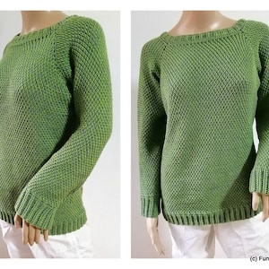Könnte beinhalten: Ein grüner Strickpullover mit Rundhalsausschnitt und langen Ärmeln. Der Pullover hat ein strukturiertes Strickmuster.