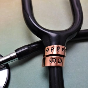 Koperen stethoscoop ID-tag, stethoscoop bedel, handgestempeld cadeau, gepersonaliseerd cadeau, doctorafstuderen, dokterscadeau, koperen accessoire