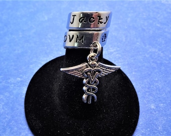 Etiqueta de estetoscopio con nombre, estampada a mano, personalizada, regalo veterinario, dije veterinario, dije de caduceo veterinario