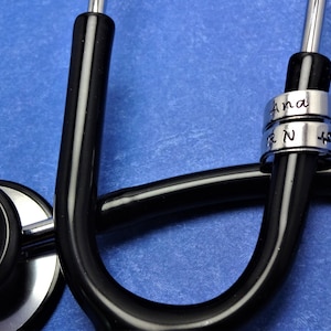 Targhetta con nome e stetoscopio per infermieri, ciondolo con stetoscopio, timbrato a mano, personalizzato, regalo per infermieri, laurea infermieristica