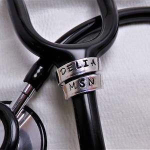 Encanto de identificación de estetoscopio, estampado a mano, personalizado, regalo de graduación de enfermera, maestría en ciencias en enfermería, MSN, enfermera gracias, regalo médico
