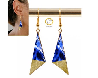 Boucles d'oreilles triangle motif africain bleu et blanc, acier inoxydable, résine, bijoux colorés, bijoux wax, bijoux afro, cadeau africain