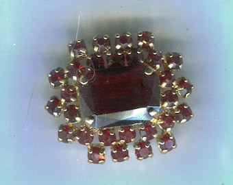 Medieval Renaissance rhinestone brooch garnet-red + gold 26 x 22 mm