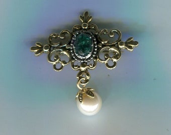 filigree medieval renaissance rhinestone brooch made of pewter with pearl pendant antique gold + emerald green 35 x 35 mm