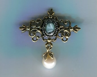 filigree medieval renaissance rhinestone brooch made of pewter with pearl pendant antique gold + green 35 x 35 mm