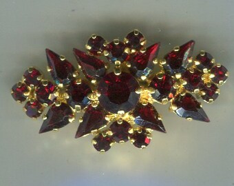 Medieval Renaissance rhinestone brooch ruby red + gold 44 x 23 mm