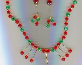 Middeleeuwse sieraden set gemaakt van parelketting met strass hanger en oorclips