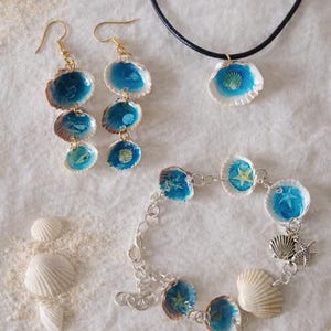 Sieradenset met schelpen – Oorbellen, armband en hanger van hars, strandgeïnspireerd cadeau, handgemaakte sieraden in kuststijl
