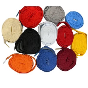 Peut inclure: Assortiment de 12 lacets de chaussures de diff&eacute;rentes couleurs, dont le rouge, le blanc, le bleu, le noir, le jaune, l'orange et le marron. Les lacets sont enroul&eacute;s et dispos&eacute;s en cercle.