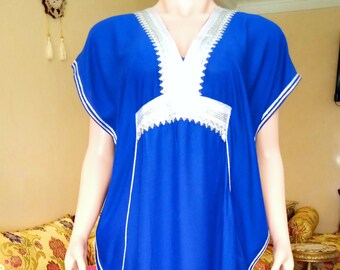 モロッコカフタン値下げしました。 繊細な刺繍が施された素晴らしいネイビーブルーのモロッコ