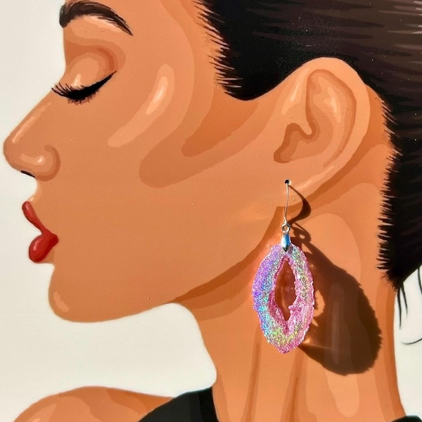 Boucles d'oreilles légères roses holographiques inspirées des géodes