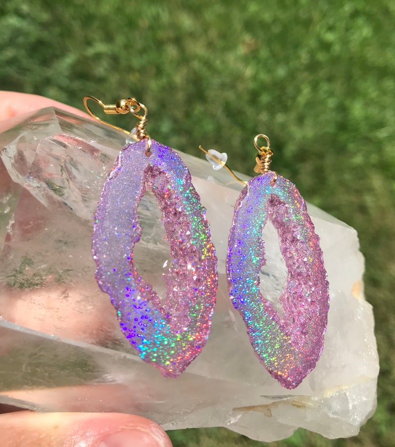 pink holographic geode dangle earrings
Very sparkly lightweight statement earrings