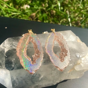 gold holographic geode dangle earrings
Very sparkly lightweight statement earrings