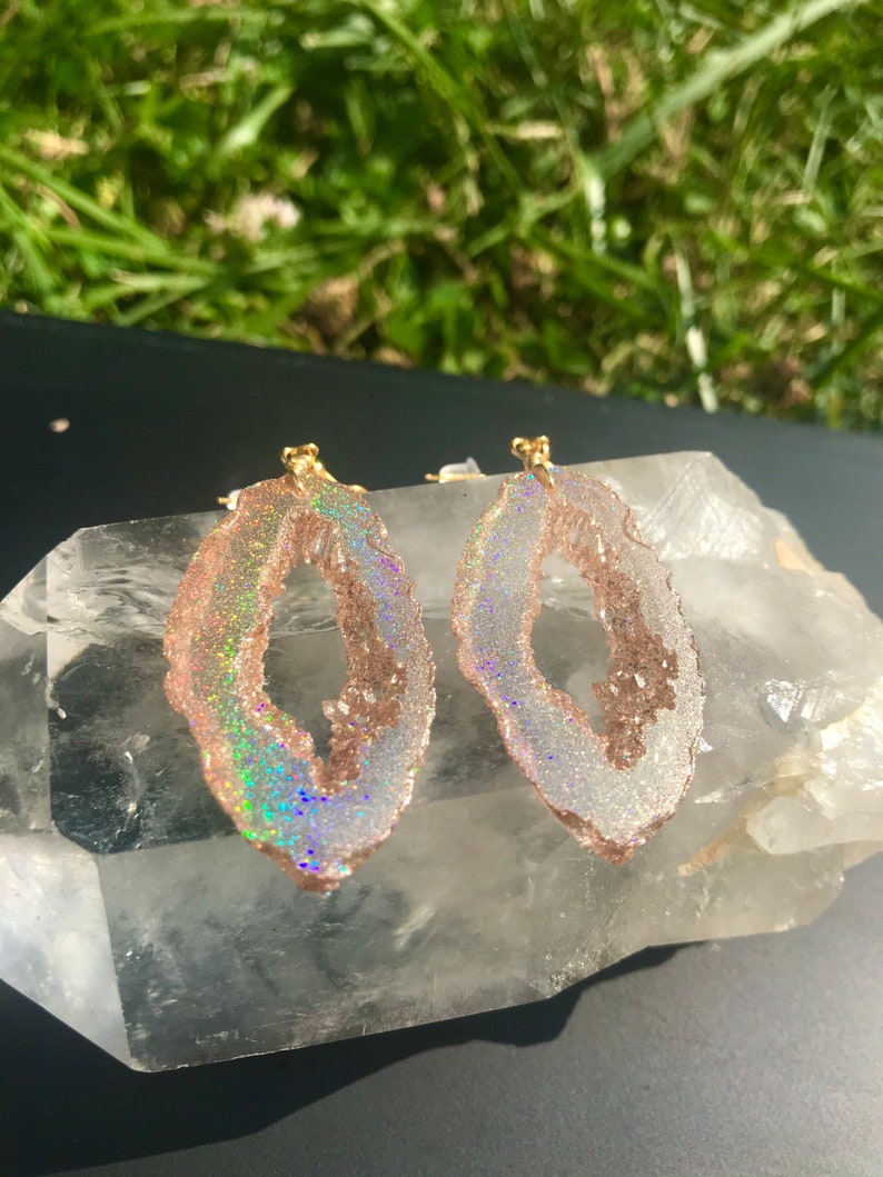 gold holographic geode dangle earrings
Very sparkly lightweight statement earrings