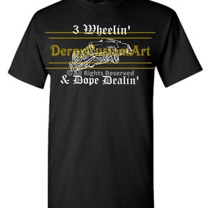 Puede incluir: Camiseta negra con texto blanco que dice "3 Wheelin' Derp Custom Art © All Rights Reserved & Dope Dealn'". Una ilustración blanca de un coche está por encima del texto.