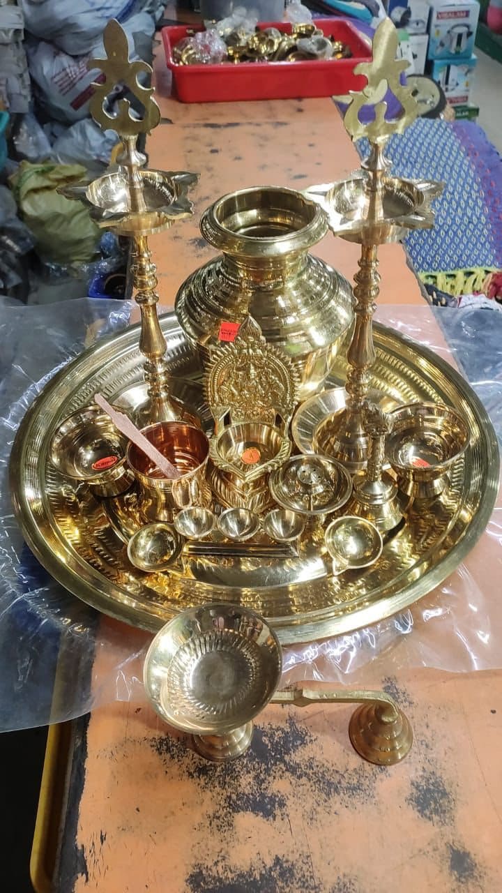 Thiết kế độc quyền kim loại mạ vàng pooja thali với agarbatti đứng và diya chủ D