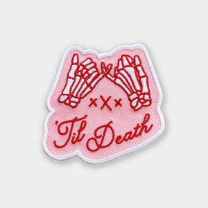 ピンクの「Til Death」パッチ：不気味なゴシックウェディングギフト（3インチ x 3インチ）