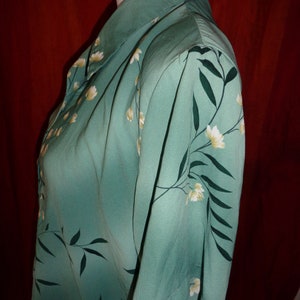 K&ouml;nnte beinhalten: Ein kurz&auml;rmeliges, knopfverschlossenes Hemd in Tealblau mit einem wei&szlig;en Blumenmuster. Das Hemd hat einen Kragen und eine lockere Passform.