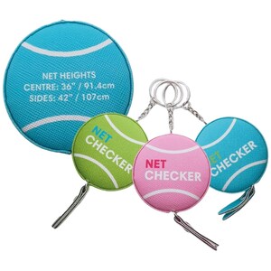 Può includere: Una collezione di controllori di rete da tennis in vari colori, tra cui blu, verde e rosa. Il controllore blu mostra le altezze della rete: 91,4 cm al centro e 107 cm ai lati. Ogni controllore ha un design a strisce bianche e la scritta "NET CHECKER".