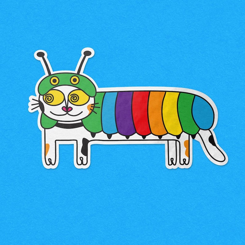 Op de afbeelding: Een grillige illustratie van een kat-rups hybride tegen een blauwe achtergrond. Het wezen heeft een wit lichaam met zwarte vlekken, een groene hoed met antennes en een regenboogkleurige, gesegmenteerde rug. De ogen zijn wervelend en geel.