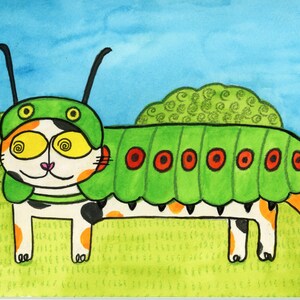 Op de afbeelding: Een aquarel illustratie van een kat verkleed als een rups. De kat heeft een groen rupsenkostuum met rode cirkels, gele ogen en een groene hoed met antennes. De achtergrond toont een blauwe lucht en groen gras.