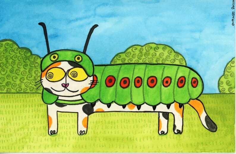 Op de afbeelding: Een aquarel illustratie van een kat verkleed als een rups. De kat heeft een groen rupsenkostuum met rode cirkels, gele ogen en een groene hoed met antennes. De achtergrond toont een blauwe lucht en groen gras.