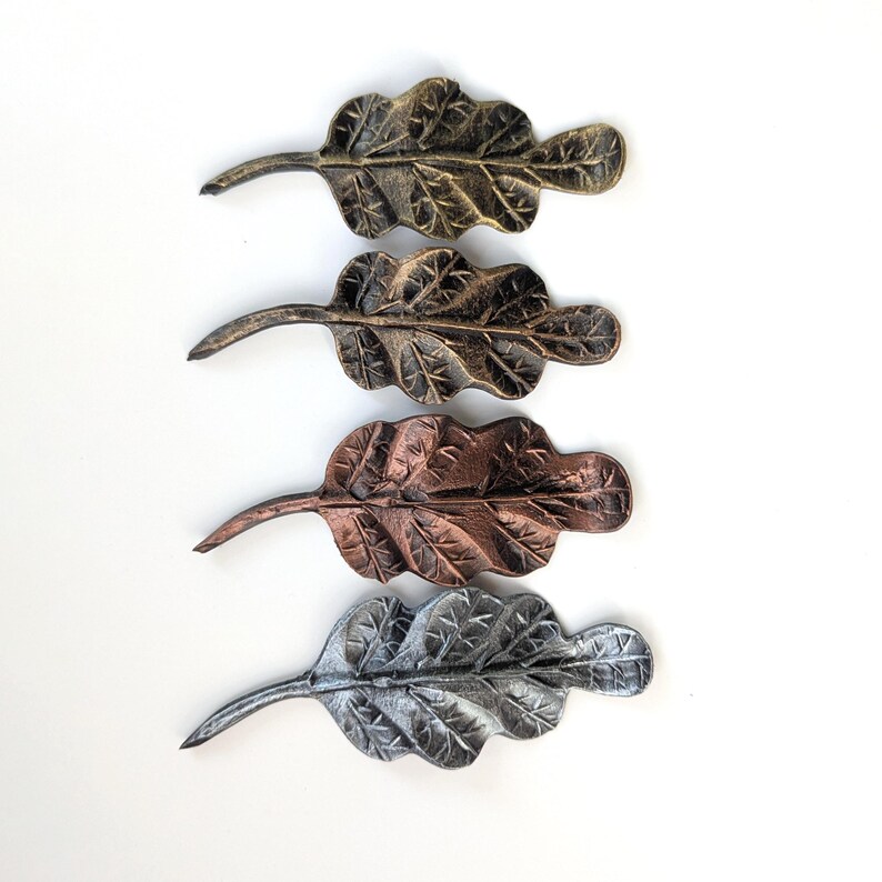 Set of 5 forged leaves in bronze patina, arranged as table decor.
