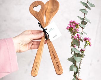 Hartvormige saladebestek / Bruiloft / Namen Datum Keukenhulp Cadeau Lasergegraveerde kersenhouten gepersonaliseerde houten lepel Gravure