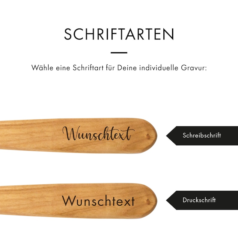 Puede incluir: Dos cucharas de madera con el texto "Wunschtext" grabado en ellas. La cuchara superior tiene el texto en una fuente cursiva, etiquetada como "Schreibschrift". La cuchara inferior tiene el texto en una fuente de bloque, etiquetada como "Druckschrift".