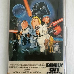 Könnte beinhalten: Ein Werbebild für die Family Guy-Episode "Blue Harvest", auf dem die Griffin-Familie als Charaktere aus Star Wars verkleidet ist. Das Bild zeigt Peter Griffin als Luke Skywalker, Lois Griffin als Prinzessin Leia, Stewie Griffin als Darth Vader, Brian Griffin als Han Solo und Chris Griffin als Chewbacca. Der Text "Family Guy Blue Harvest" ist am unteren Rand des Bildes zu sehen.