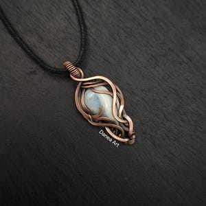 Op de afbeelding: Een set van drie keramische mokken met een gespikkelde, matte afwerking. De mokken zijn in crème, lichtgrijs en donkergrijs. Elke mok heeft een eenvoudig, minimalistisch ontwerp en een afgeronde handgreep.