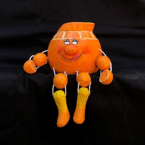 Skurrile orange Holzfigur - Handgemachtes Obst-Kunst-Dekor