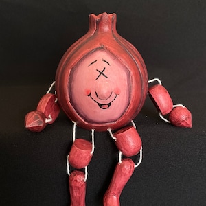 Red Onion- Vegetable Art - Gifts for Vegan - Foodie Gift - Christmas Gift for Mom - Onion - Decorative Collectibles - Wooden figurine - Emo