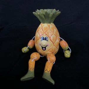 Lächelnde Ananas-Holzfigur – Deko für Feinschmecker